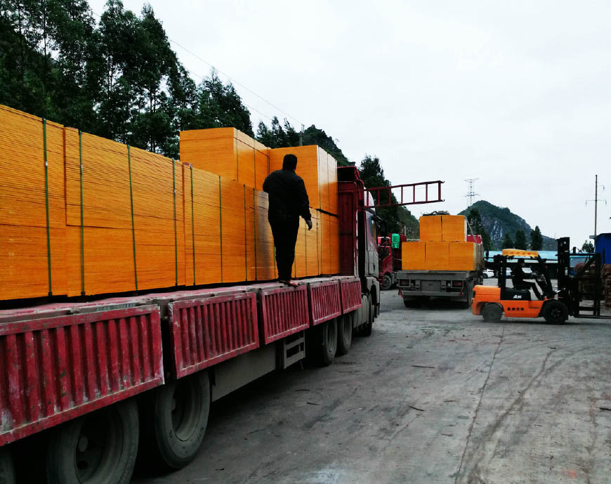 100萬的建筑模板訂單量發(fā)往湖南岳陽(yáng)！